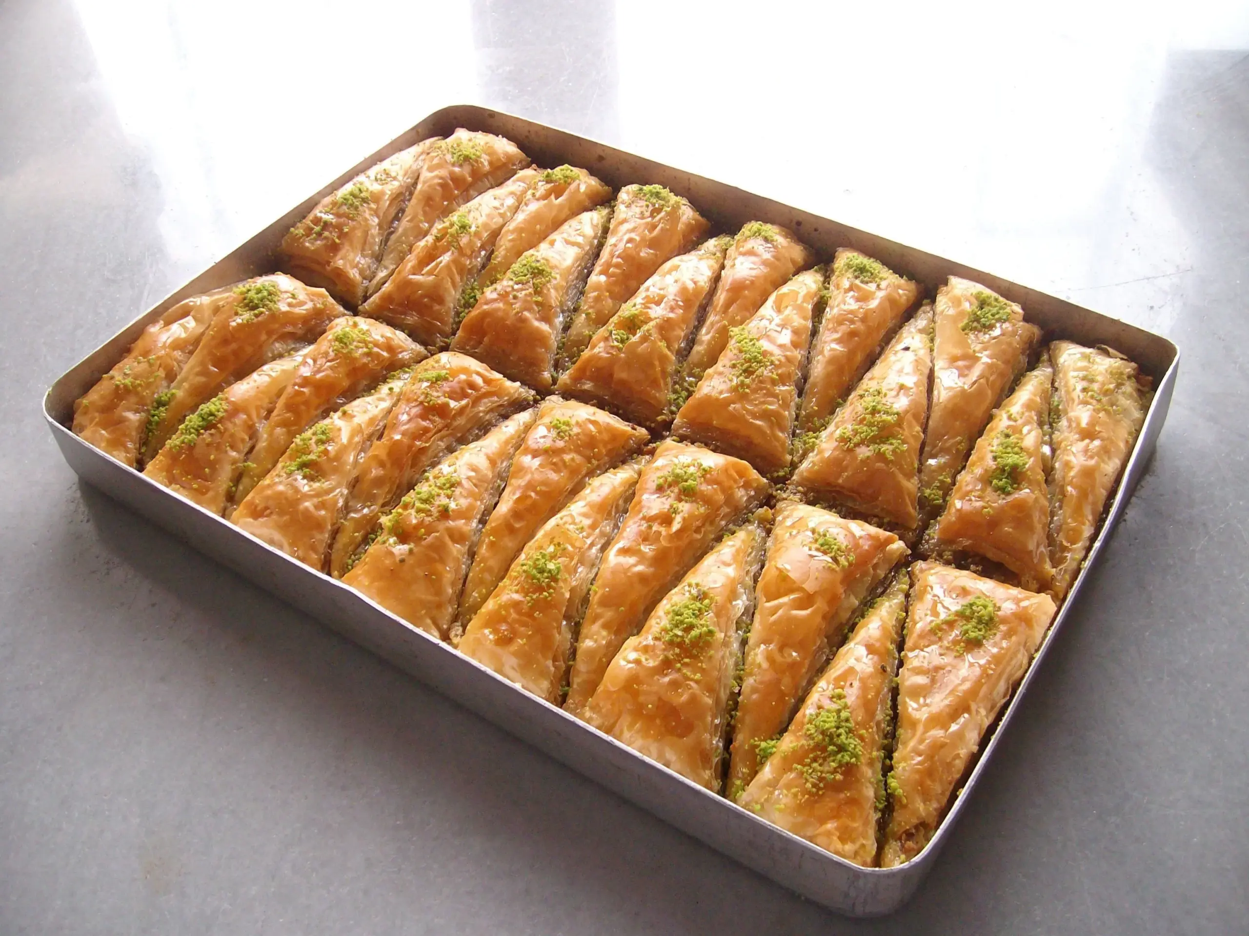 Fistikli-Havuc-Dilimi-Kare-scaled-1.webp Karotten-Baklava mit Pistazien 4 kg - Image 1
